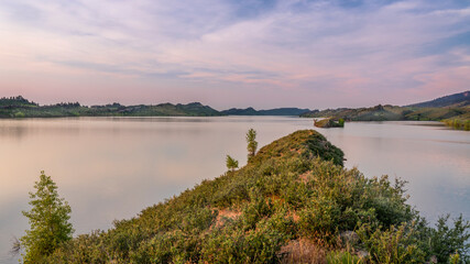Obraz premium summer dawn over Horsetooth Reservoir at foothills of Rocky Mountains in northern Colorado, popular recreation destination in Fort Collins area