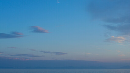 薄暗い夕日の空と海