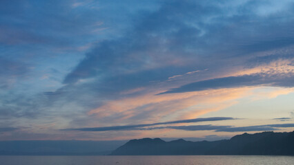 薄暗い夕日の空と海