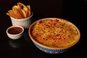 Bubbly and savory baked French onion soup au gratin