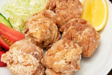 唐揚げと野菜サラダ