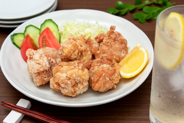 唐揚げと野菜サラダ