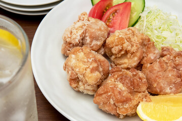 唐揚げと野菜サラダ