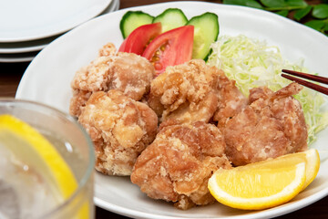 唐揚げと野菜サラダ