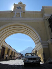 Fototapeta premium Arco de Santa Catalina - SAINT CATHERINA ARCH - ARCH OF SANIT CATHERINE - ANTIGUA GUATEMALA - GUATEMALA