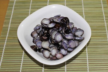 食べ終わったシジミの貝殻（ゴミ）