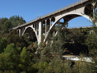 Fototapeta na wymiar Historic Colorado Street bridge in scenic Pasadena, California. 