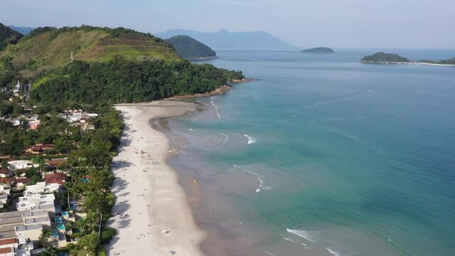 imagem aérea da praia de Juquehy, litoral Norte de São Paulo. Praia vazia com águas limpas e calmas. 