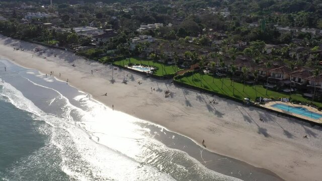imagem a&eacute;rea da praia de Juquehy, litoral Norte de S&atilde;o Paulo. Praia vazia com &aacute;guas limpas e calmas. 