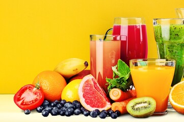 Composition of fruits and glasses of juice on the desk - obrazy, fototapety, plakaty
