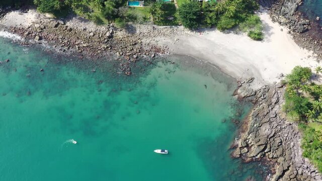 Imagens a&eacute;reas da linda praia de Calhetas, litoral Norte de S&atilde;o Paulo, incluindo vegeta&ccedil;&atilde;o da mata Atl&acirc;ntica, lancha e jetsky.
