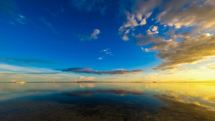 Fototapeta premium beautiful sunset with mirror water