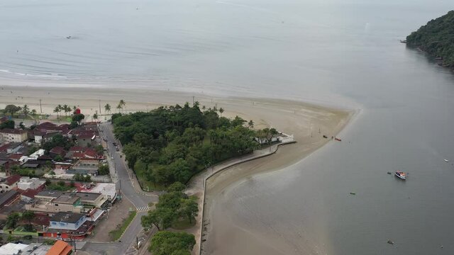 Imagem a&eacute;rea do canal de Bertioga, litoral Norte de S&atilde;o Paulo, incluindo a ponta da praia no centro, forte S&atilde;o Jo&atilde;o e a cidade.