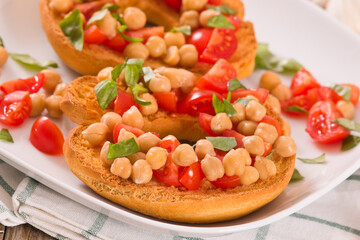 Friselle with tomatoes and chickpeas.
