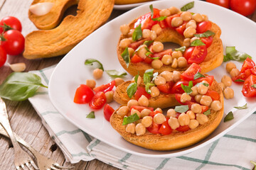 Friselle with tomatoes and chickpeas.

