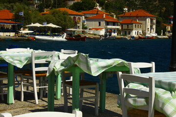 Fototapeta na wymiar A white dining table next to the sea