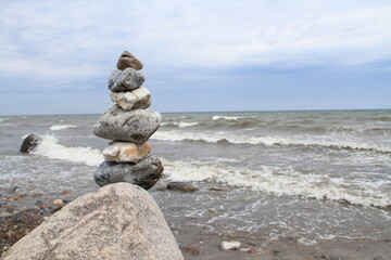 Fototapeta na wymiar Stone pyramid on the beach