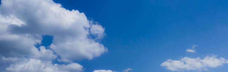 Obraz premium Beautiful blue skies with white fluffy clouds in the daytime. Panoramic view.
