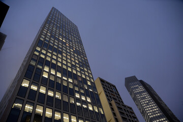 Obraz premium Hochhaus in Frankfurt, abends