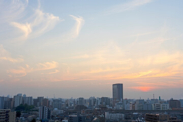 Fototapeta premium Dziwne chmury i miasto