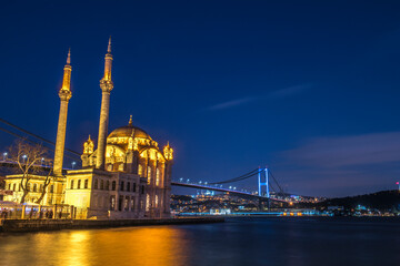 Fototapeta na wymiar Ortakoy Mosque and Bosphorus Bridge in Istanbul.
