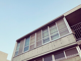 コンクリート打ちっぱなしのスタイリッシュな建物