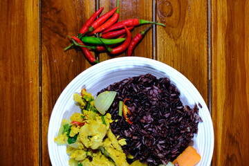 STIR-FRIED CHICKEN IN CURRY POWDER