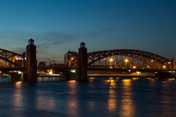 Naklejka premium the bridge in night city with lights 