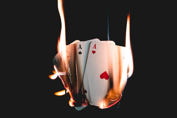 Brennende Spielkarten / Pokerkarten Ass - Feuer und Rauch und schwarzer Hintergrund  - obrazy, fototapety, plakaty