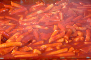 맛있는 한국 음식인 떡볶이 이다.