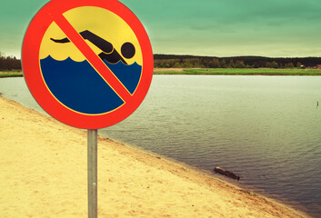 Znak przedstawiający zakaz kapięli nad jeziorem - obrazy, fototapety, plakaty