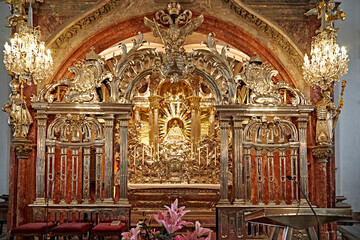 Fototapeta na wymiar madonna church art golden altar