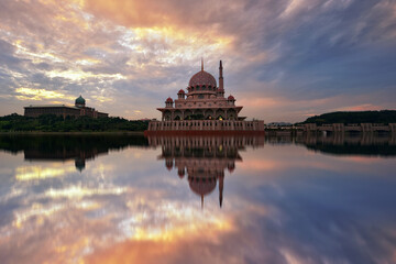 Obraz premium View of Putrajaya mosque at sunset