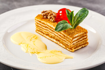 Honey cake with vanilla cream - Medovik