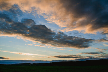 Obraz premium sunset in the field in summer
