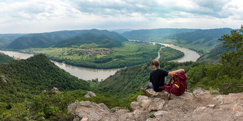 Rucksackwanderer mit Ausblick in die Wachau