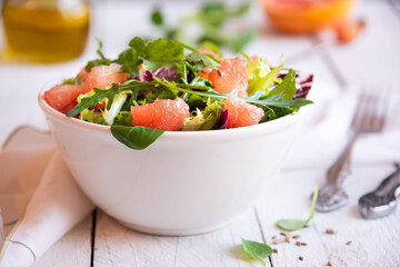 Green vegetable salad with arugula and grapefruit