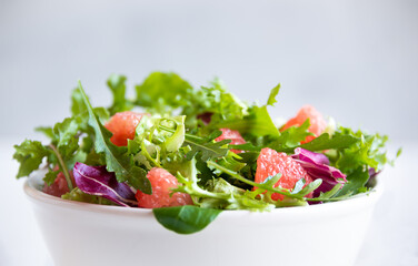 Green vegetable salad with arugula and grapefruit
