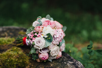 Obraz na płótnie Canvas wedding flower bouquet lies on the stump