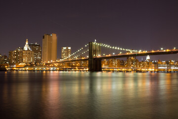 Naklejka na ściany i meble Brooklyn Bridge in New York City im Winter am Abend bei Dunkelheit