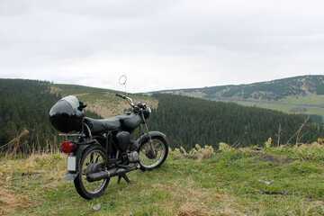 Fototapeta na wymiar Ausfahrt ins Erzgebirge mit einem Moped / Mokick / Roller, schwarz mit Helm