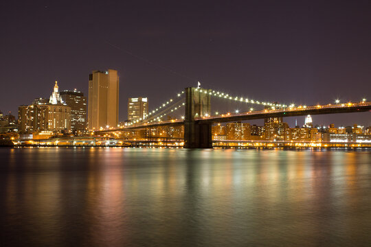 Brooklyn Bridge in New York City im Winter am Abend bei Dunkelheit © curtbauer