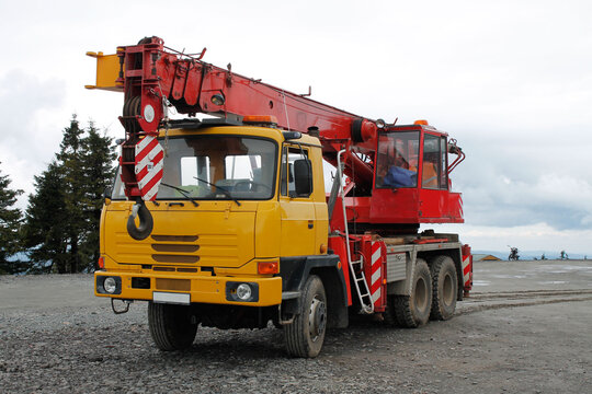 Gelber Kranwagen auf dem Keilberg in Tschechien, Erzgebirge, Schwerlastkran