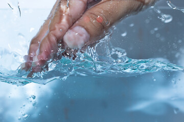 Fototapeta premium Water droplets moving in waves