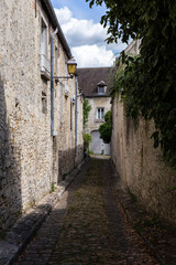 Senlis, rues étroites et environnement architectural médieval