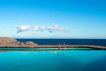 Obraz na płótnie Canvas swimming pool in front of sea