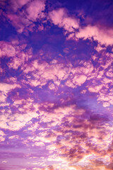 Natürliche Himmelszusammensetzung. Sonnenuntergang, Sonnenaufgang dramatischer Himmel abstrakter Hintergrund. Schöne Wolkenlandschaft, Blick auf flauschige bunte Wolken. Freiheitskonzept, am Himmel. Twilight Sonnenuntergang Naturlandschaft.