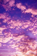 Foto op Plexiglas Violet Natuurlijke luchtsamenstelling. Zonsondergang, zonsopgang dramatische hemel abstracte achtergrond. Mooie cloudscape, uitzicht op een pluizige kleurrijke wolken. Vrijheidsconcept, aan de hemel. Twilight zonsondergang natuur landschap.