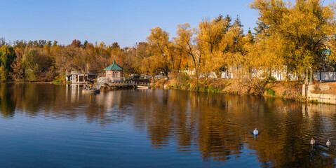 Fototapeta na wymiar Sunny autumn evening on the blue lake