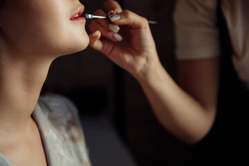 Amazing bride doing nude make up for wedding day 